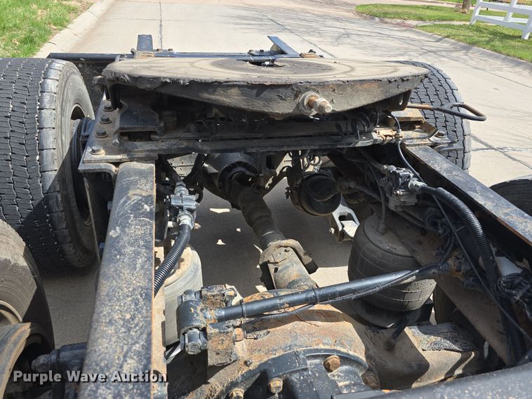 image for item DT6793 2015 Kenworth T680 semi truck