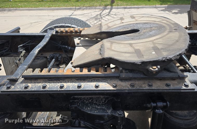 image for item DT6793 2015 Kenworth T680 semi truck