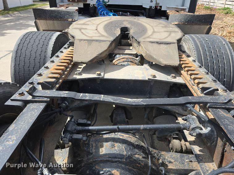 image for item DT6793 2015 Kenworth T680 semi truck