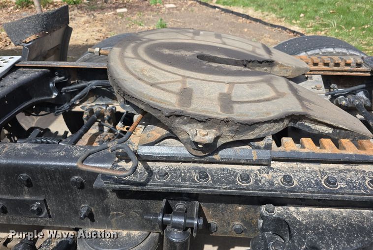 image for item DT6793 2015 Kenworth T680 semi truck