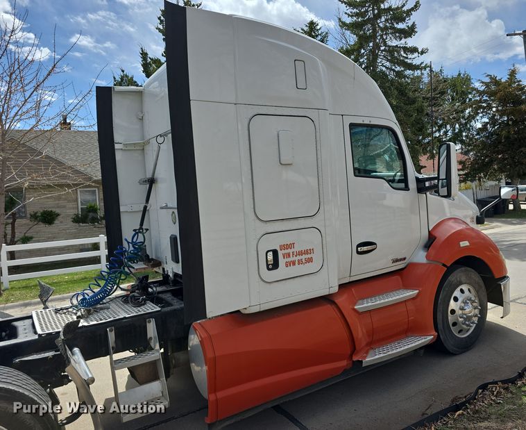 image for item DT6793 2015 Kenworth T680 semi truck