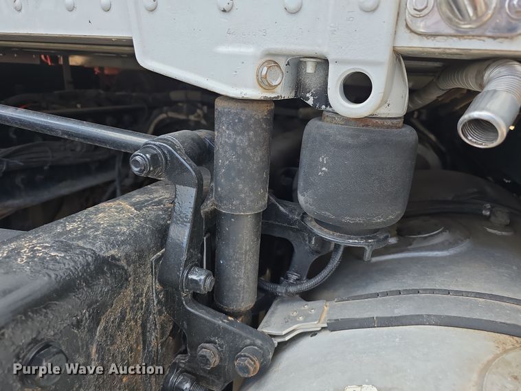 image for item DT6793 2015 Kenworth T680 semi truck