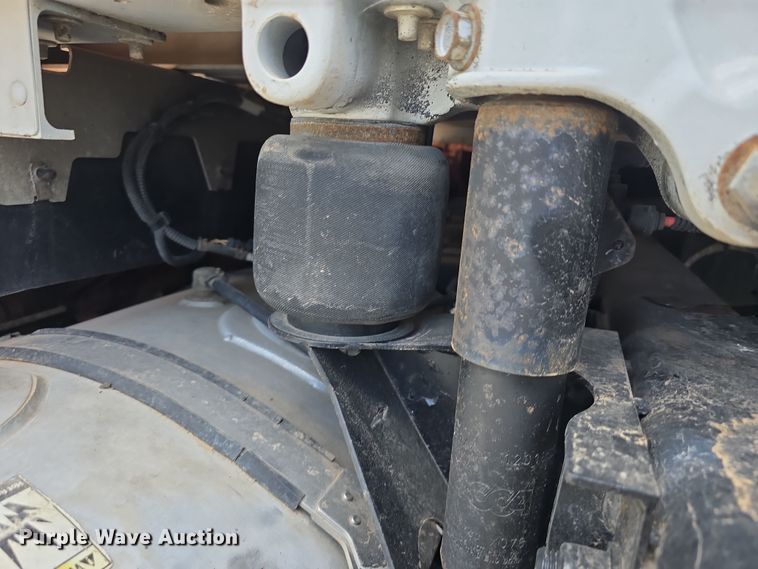 image for item DT6793 2015 Kenworth T680 semi truck