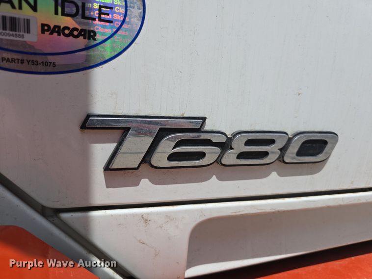 image for item DT6793 2015 Kenworth T680 semi truck