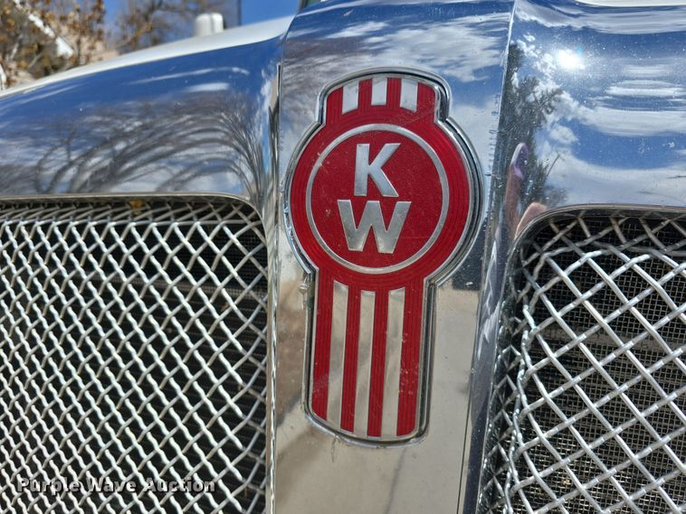 image for item DT6793 2015 Kenworth T680 semi truck