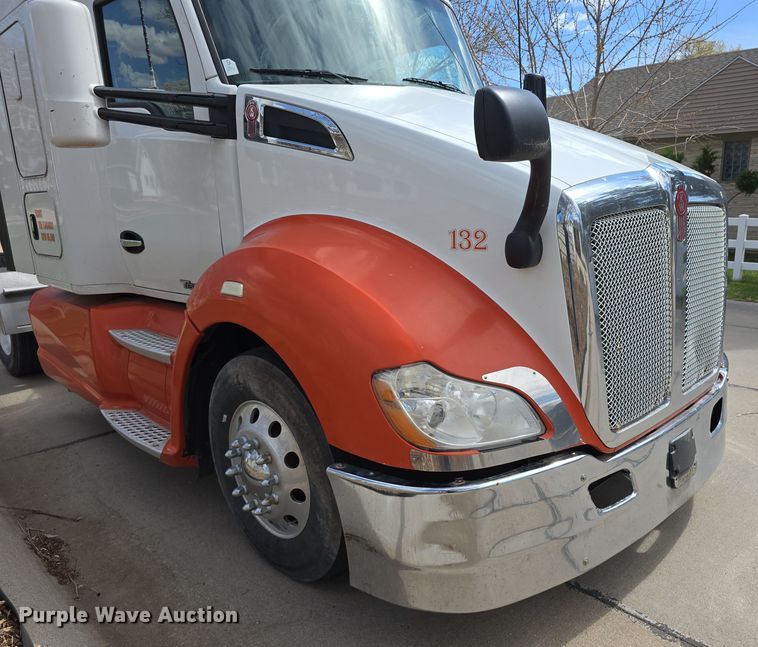image for item DT6793 2015 Kenworth T680 semi truck