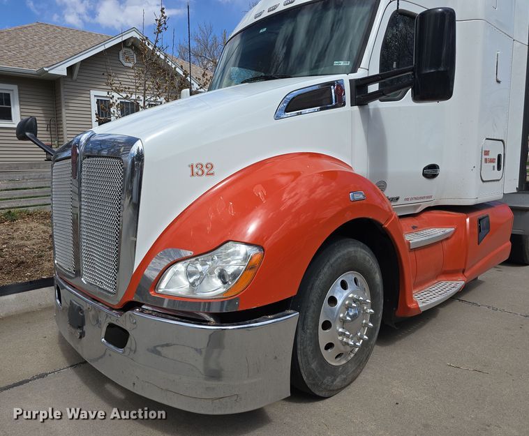 image for item DT6793 2015 Kenworth T680 semi truck