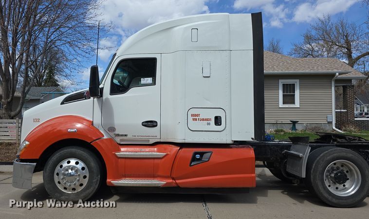 image for item DT6793 2015 Kenworth T680 semi truck