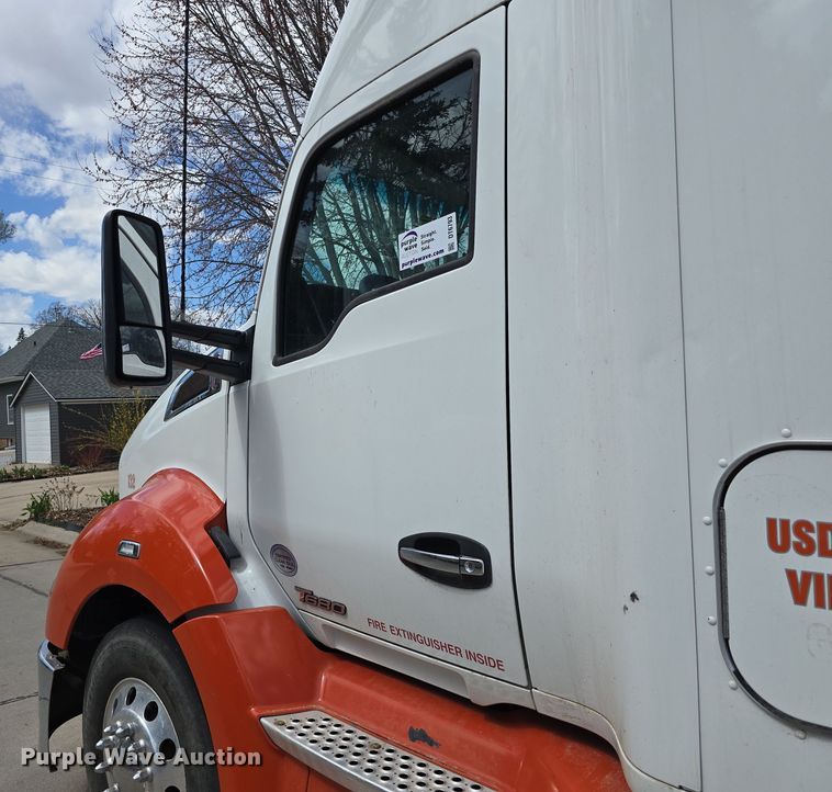 image for item DT6793 2015 Kenworth T680 semi truck