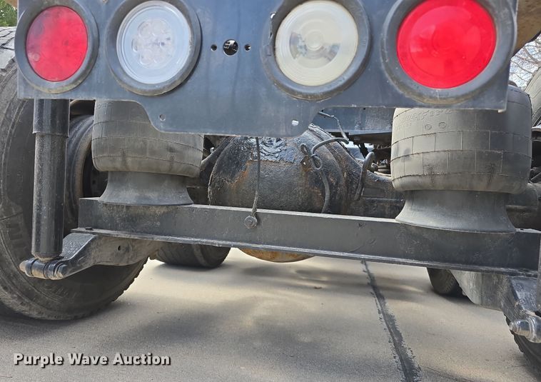 image for item DT6793 2015 Kenworth T680 semi truck