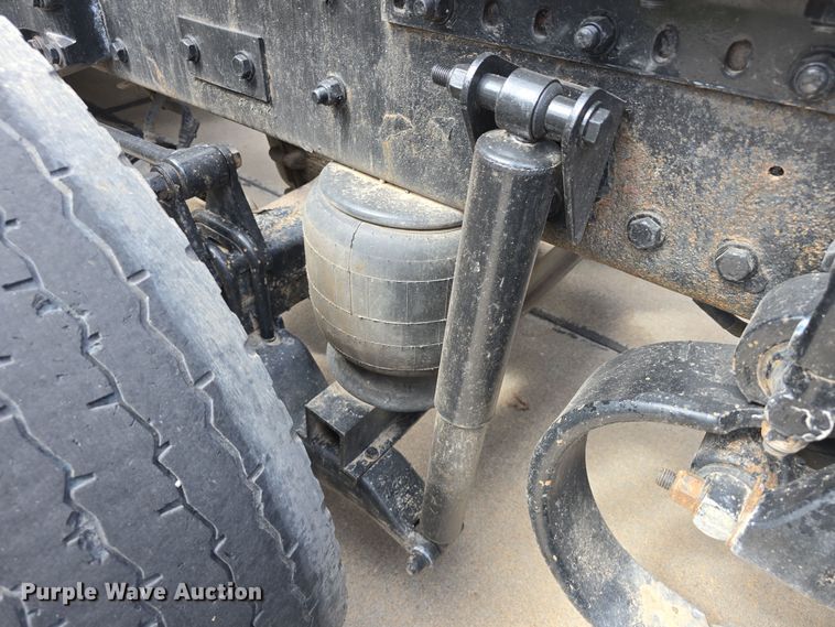 image for item DT6793 2015 Kenworth T680 semi truck