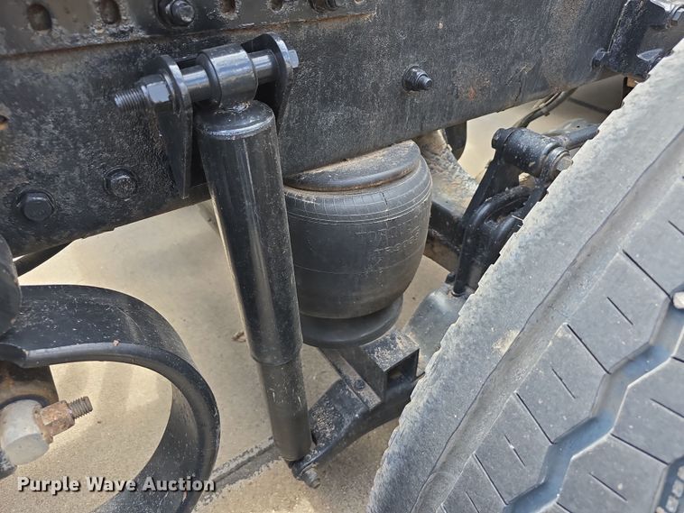 image for item DT6793 2015 Kenworth T680 semi truck