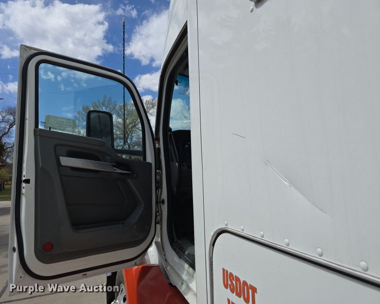 image for item DT6793 2015 Kenworth T680 semi truck