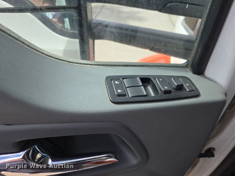 image for item DT6793 2015 Kenworth T680 semi truck