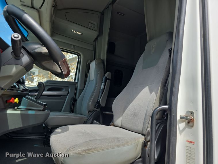 image for item DT6793 2015 Kenworth T680 semi truck