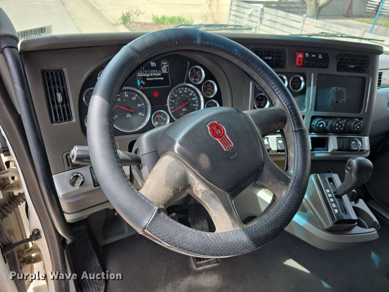 image for item DT6793 2015 Kenworth T680 semi truck