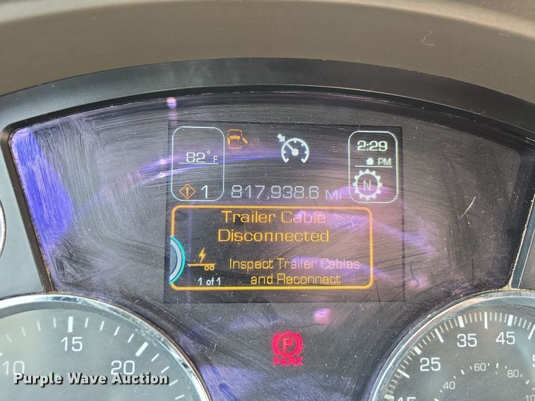 image for item DT6793 2015 Kenworth T680 semi truck