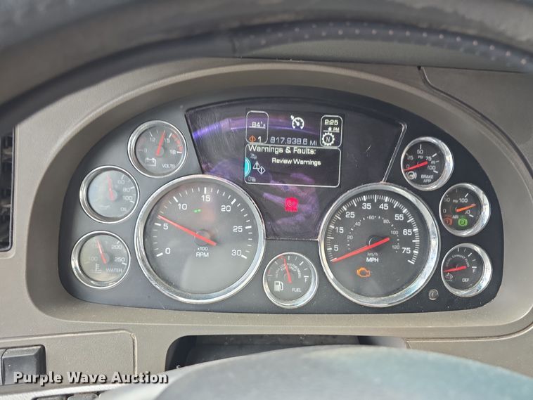 image for item DT6793 2015 Kenworth T680 semi truck