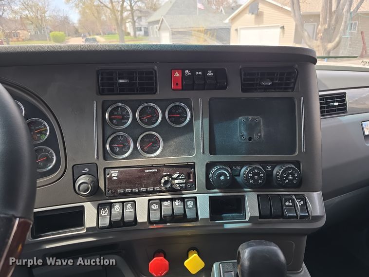 image for item DT6793 2015 Kenworth T680 semi truck