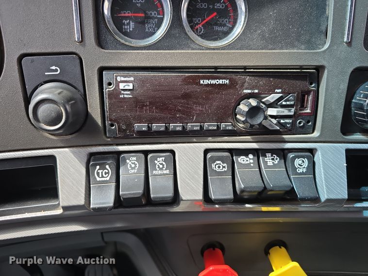 image for item DT6793 2015 Kenworth T680 semi truck