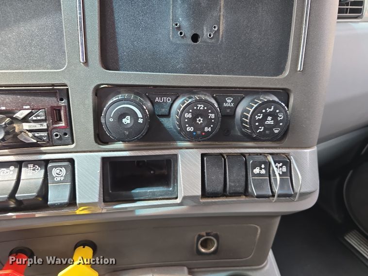 image for item DT6793 2015 Kenworth T680 semi truck