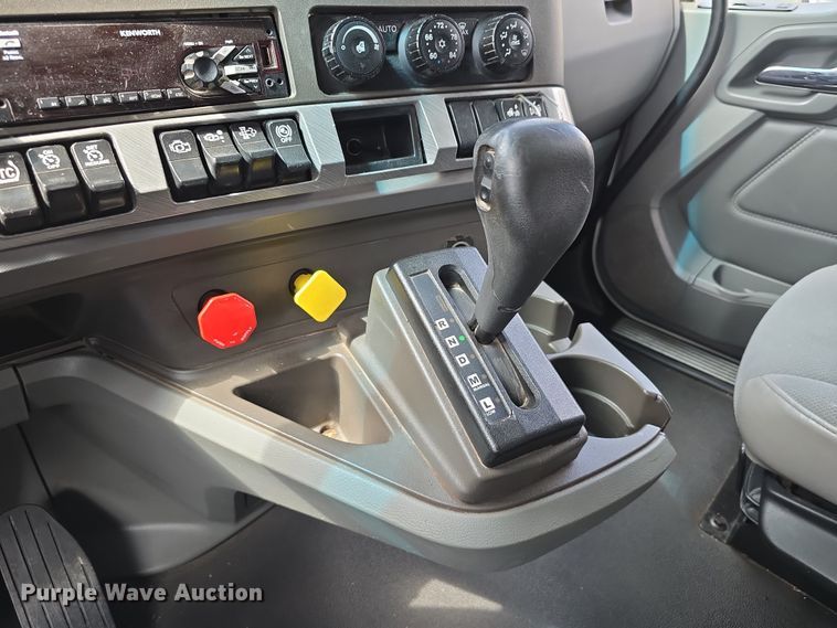 image for item DT6793 2015 Kenworth T680 semi truck