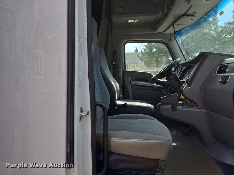 image for item DT6793 2015 Kenworth T680 semi truck