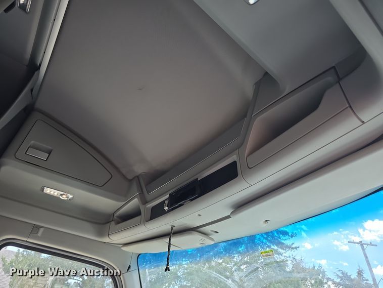 image for item DT6793 2015 Kenworth T680 semi truck