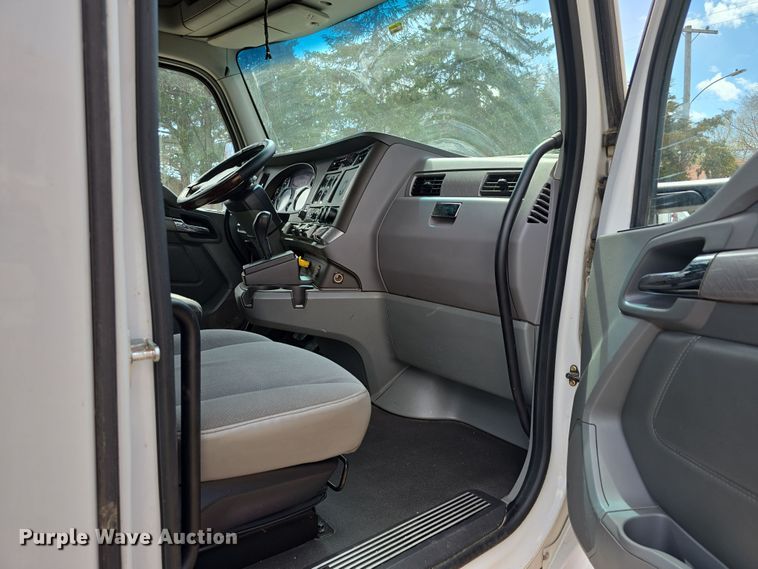 image for item DT6793 2015 Kenworth T680 semi truck