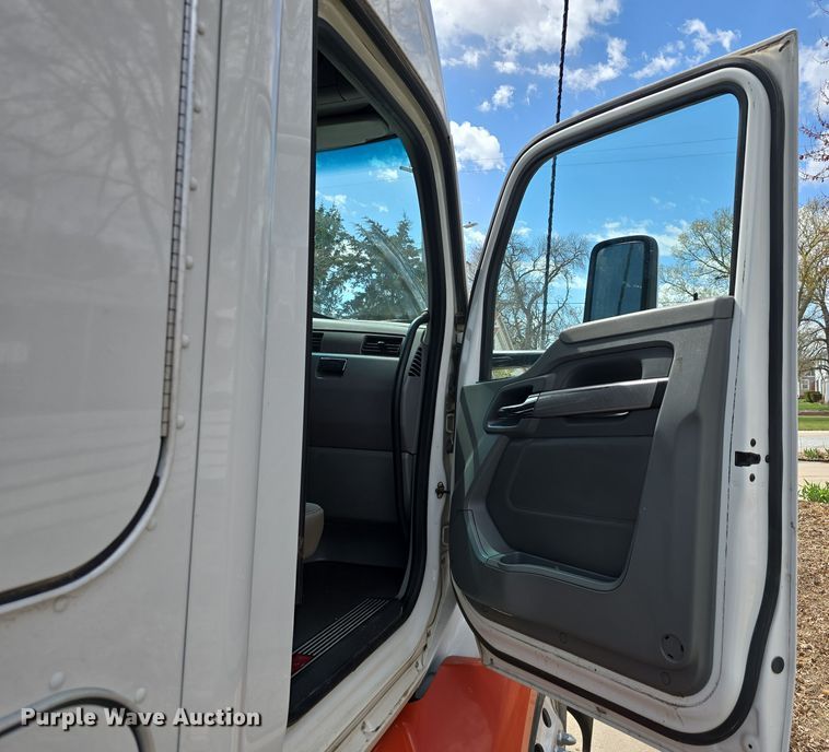 image for item DT6793 2015 Kenworth T680 semi truck
