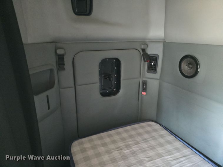 image for item DT6793 2015 Kenworth T680 semi truck