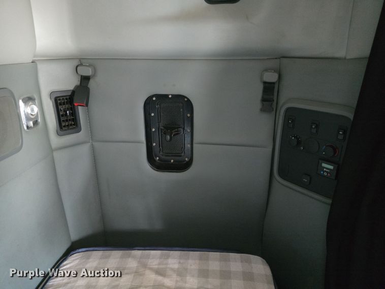 image for item DT6793 2015 Kenworth T680 semi truck