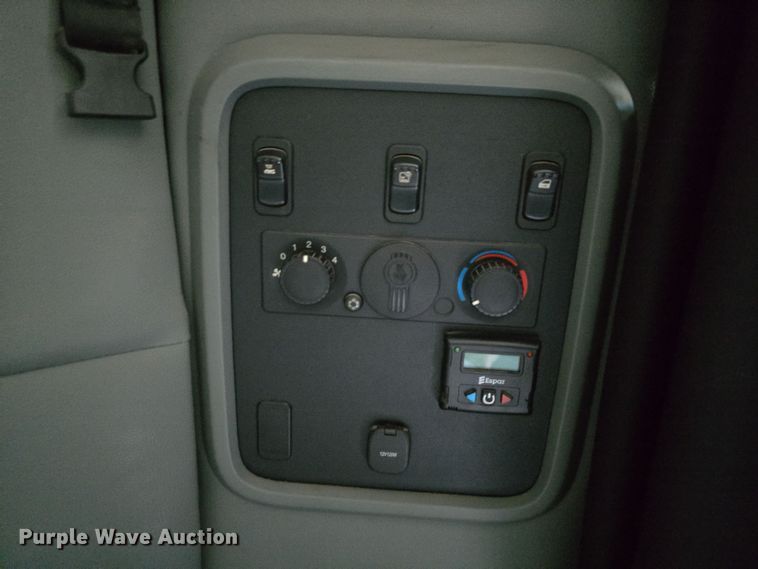 image for item DT6793 2015 Kenworth T680 semi truck