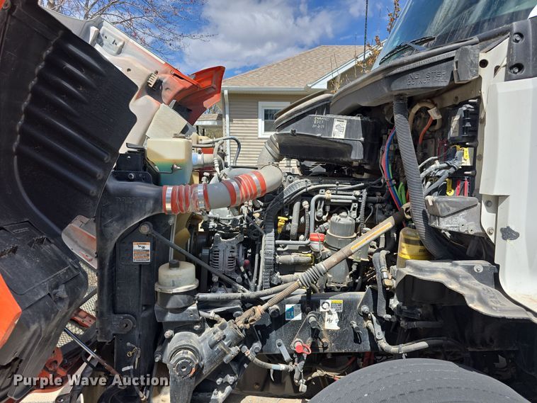 image for item DT6793 2015 Kenworth T680 semi truck