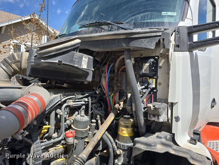 image for item DT6793 2015 Kenworth T680 semi truck