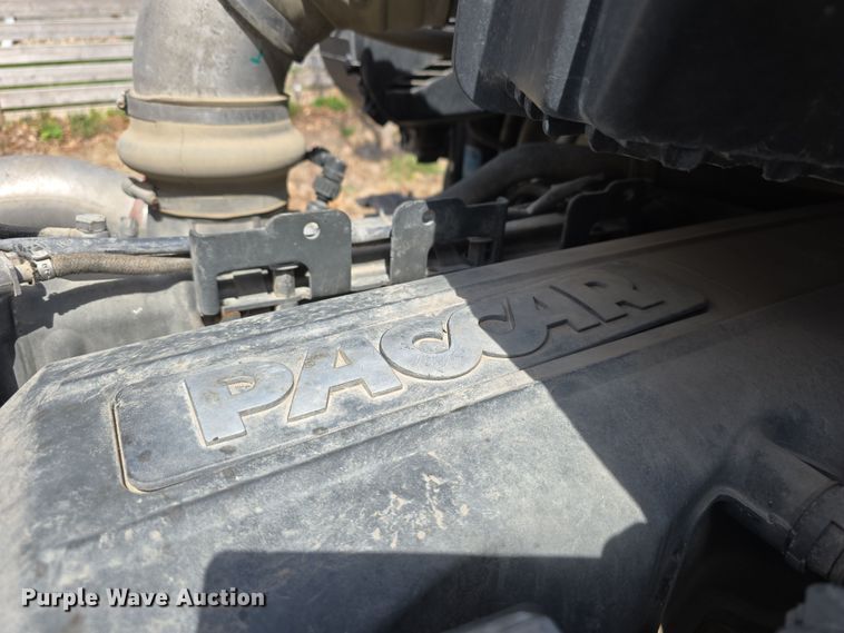 image for item DT6793 2015 Kenworth T680 semi truck