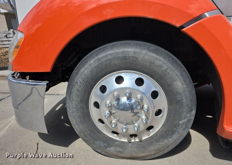 image for item DT6793 2015 Kenworth T680 semi truck