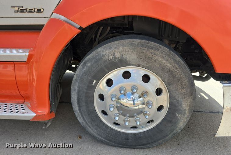 image for item DT6793 2015 Kenworth T680 semi truck