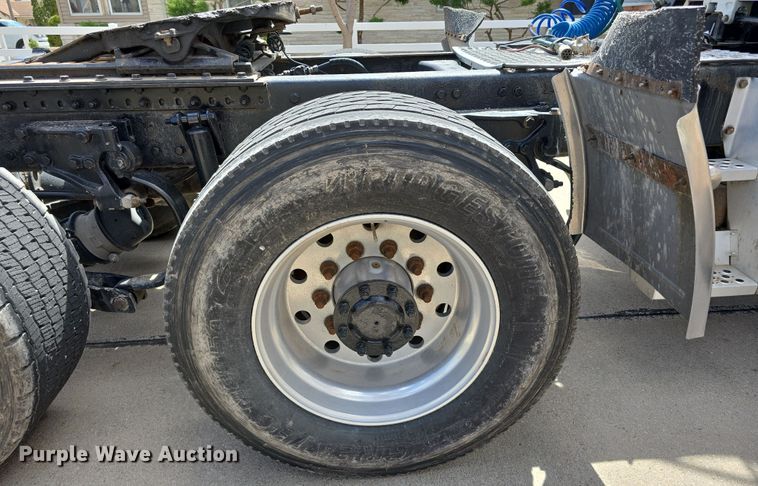 image for item DT6793 2015 Kenworth T680 semi truck