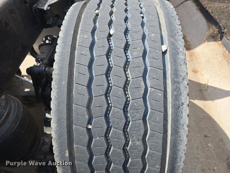 image for item DT6793 2015 Kenworth T680 semi truck