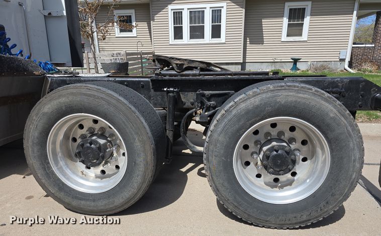 image for item DT6793 2015 Kenworth T680 semi truck