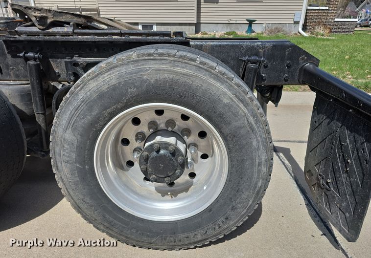 image for item DT6793 2015 Kenworth T680 semi truck