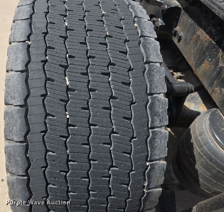 image for item DT6793 2015 Kenworth T680 semi truck