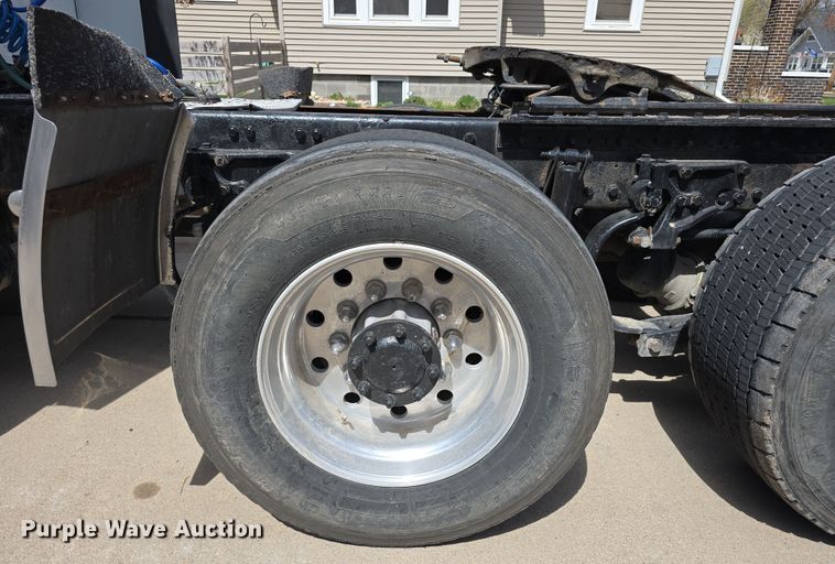 image for item DT6793 2015 Kenworth T680 semi truck