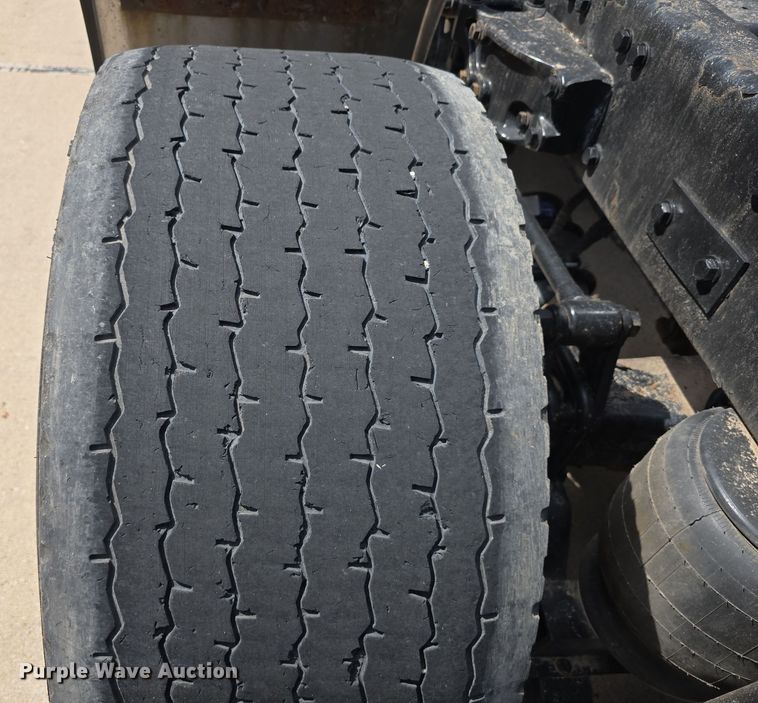 image for item DT6793 2015 Kenworth T680 semi truck