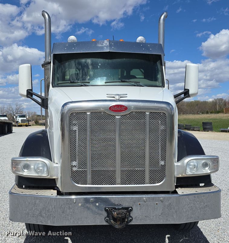 image for item DT6796 2016 Peterbilt 567 semi truck