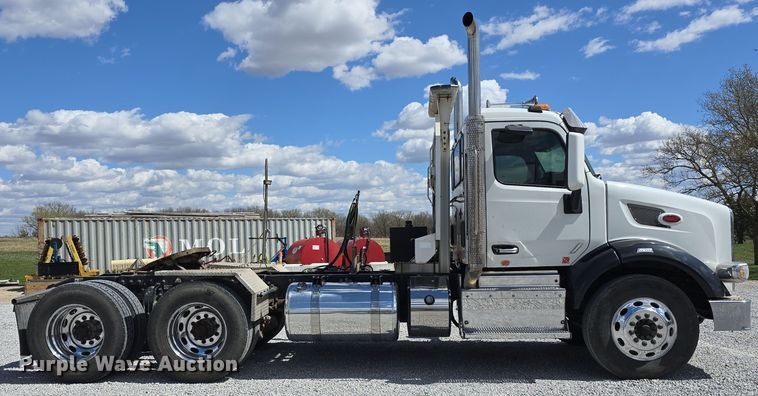 image for item DT6796 2016 Peterbilt 567 semi truck