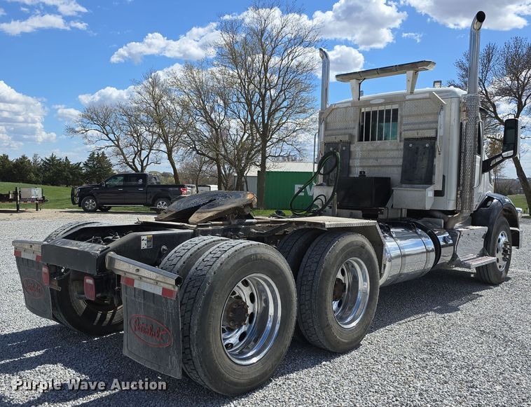image for item DT6796 2016 Peterbilt 567 semi truck