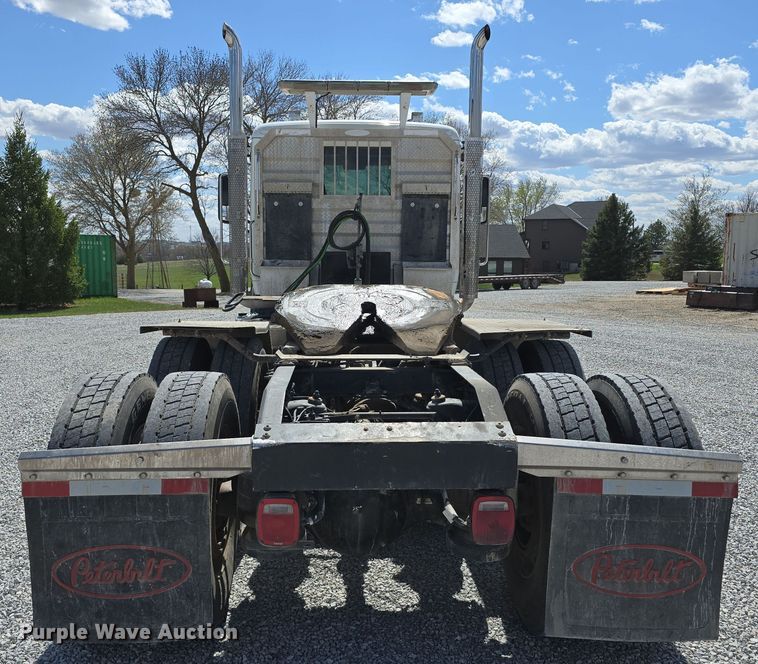 image for item DT6796 2016 Peterbilt 567 semi truck