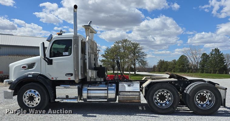 image for item DT6796 2016 Peterbilt 567 semi truck
